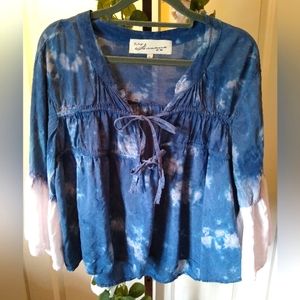 Vintage Havana blue and white tie-dye long sleeve blouse in size Large.